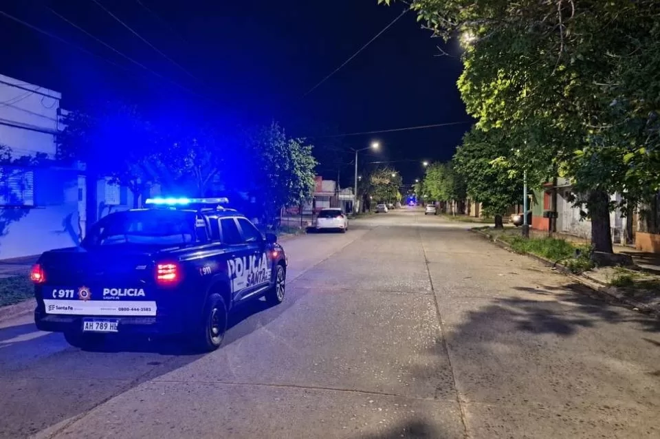 Tuvieron una discusión de tránsito, le pegó una patada y murió