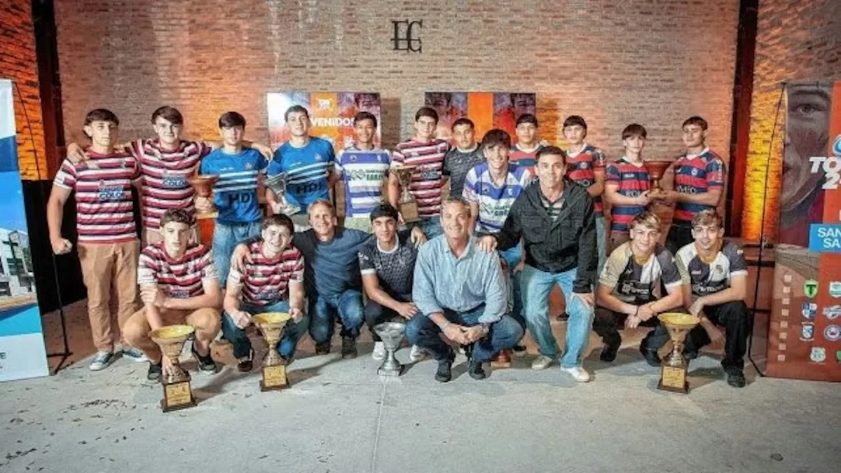 Los campeones del Torneo Dos Orillas de juveniles con reconocimiento