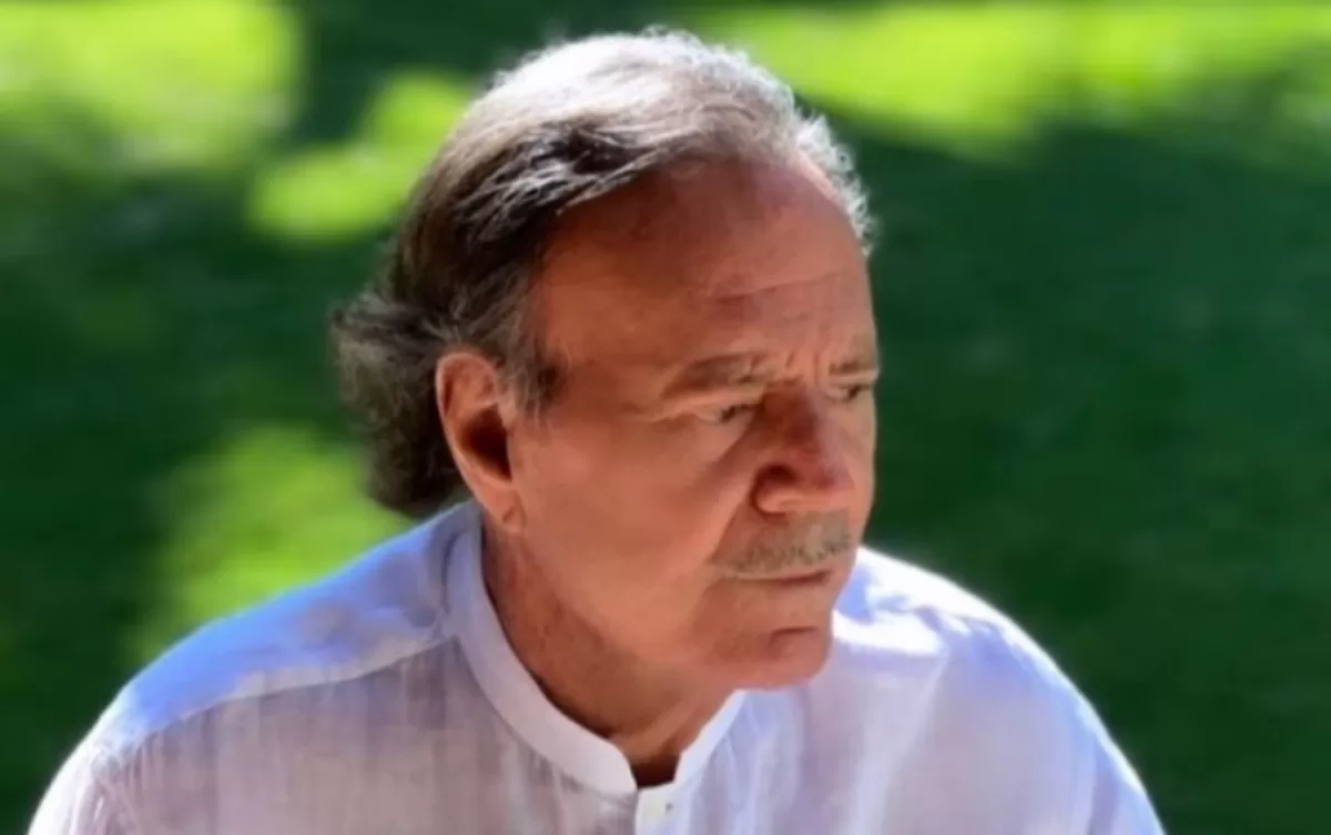Piden investigar a Julio Iglesias por abuso sexual y explotación laboral