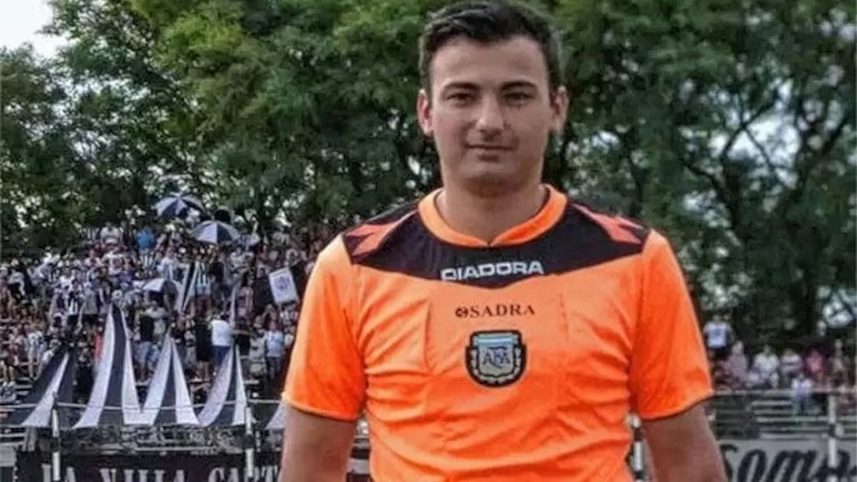 Colón y Ciudad de Bolívar con árbitro en un partido clave