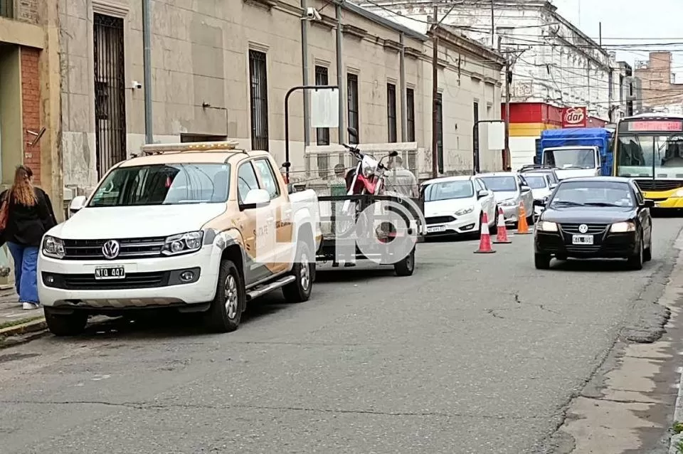 Una motociclista chocó contra un inspector en el macrocentro