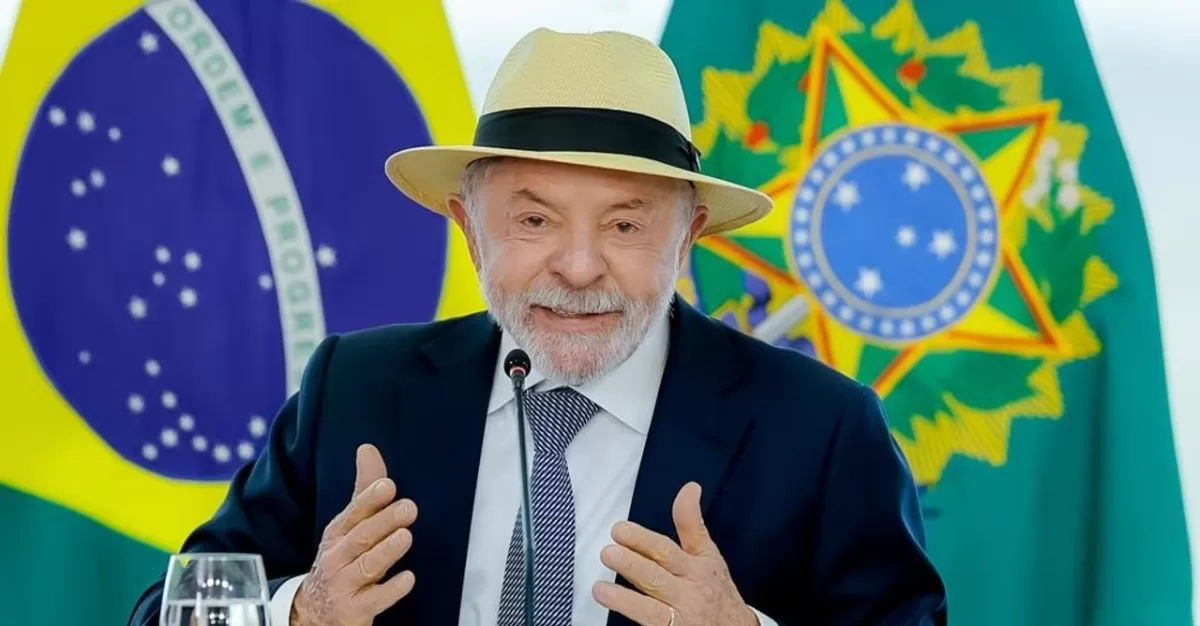 Lula da Silva cruzó a Flávio Bolsonaro: cuestionó a Milei y aseguró que en Argentina comen 