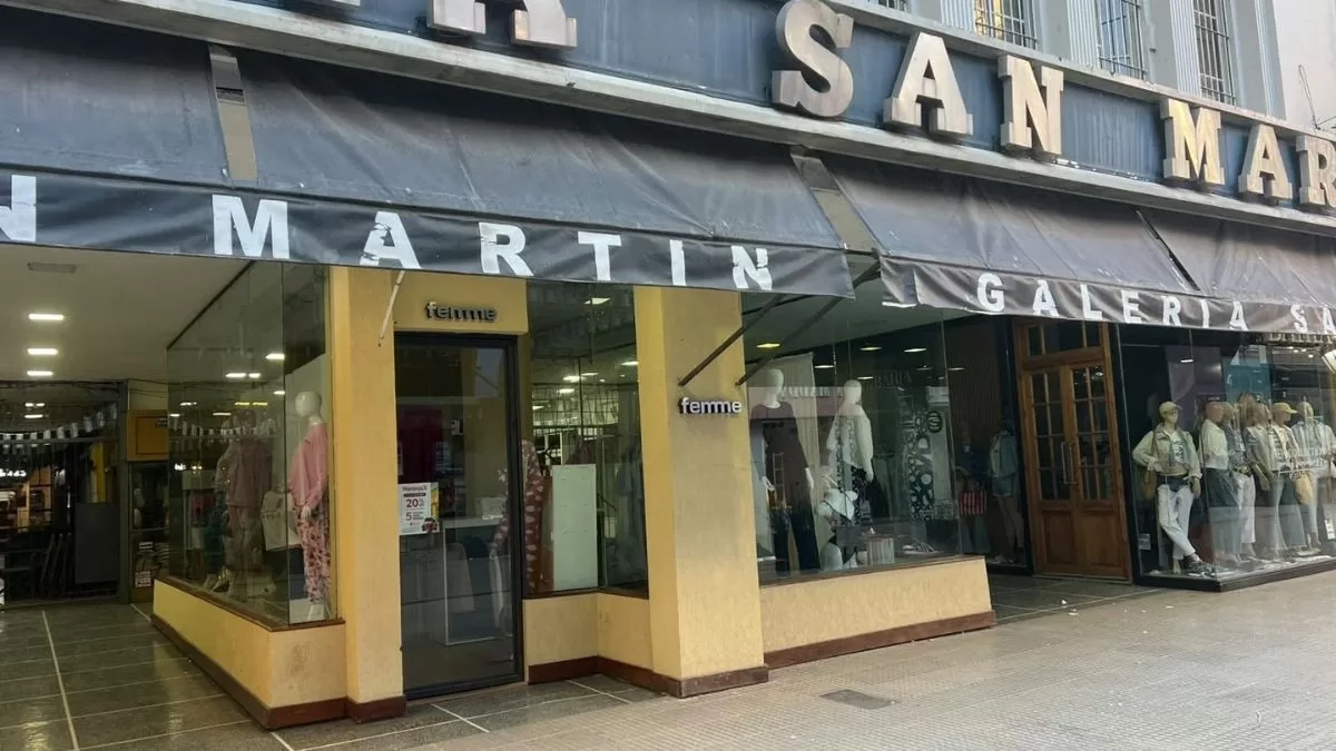 Robaron un reconocido local de ropa en pleno centro y fueron detenidos