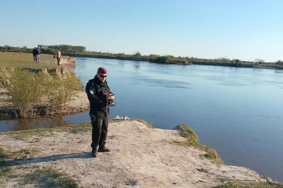 Siguen buscando al joven desaparecido en el río Salado