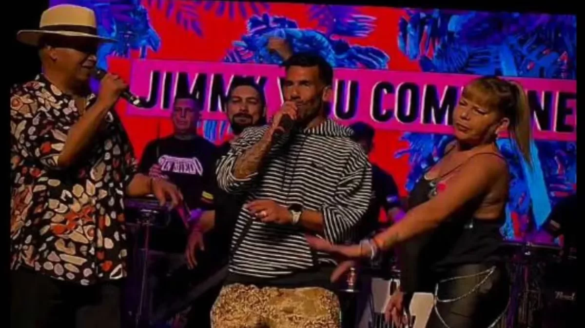 Carlos Tevez cantó en el show de Jimmy y su Combo Negro