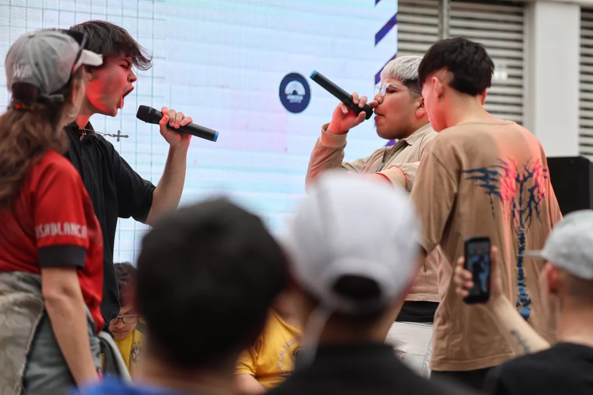 Los jóvenes y el Freestyle fueron protagonistas en la explanada del Concejo Municipal