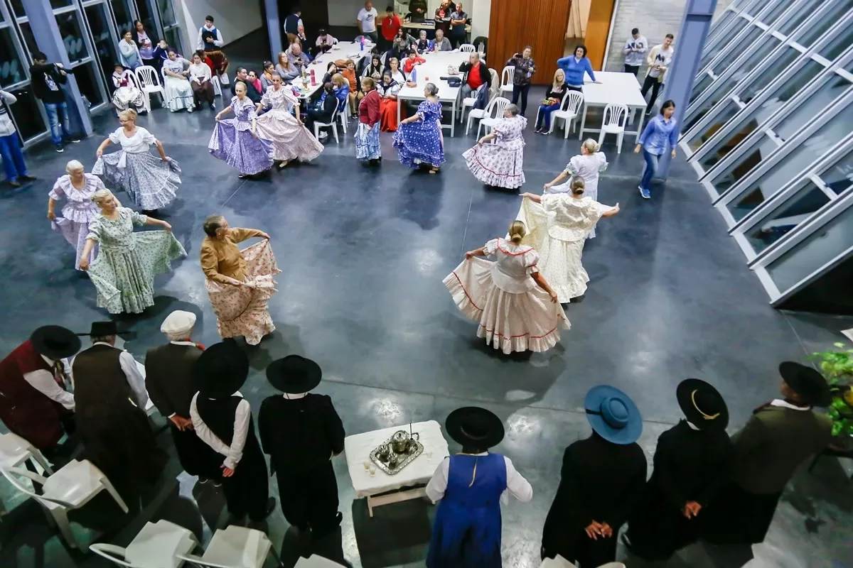 Condenaron a una mujer que simuló ser docente de danzas y abogada para trabajar en escuelas de Santa Fe