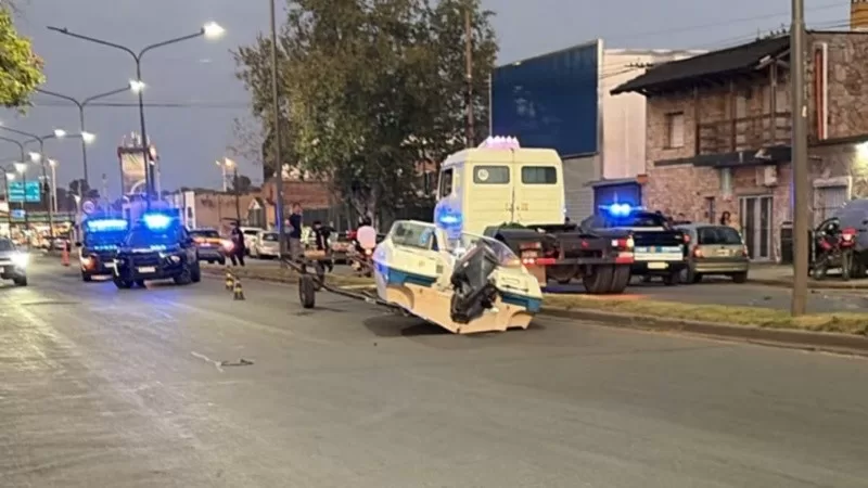 Iban al cine en familia y les cayó una lancha sobre la camioneta
