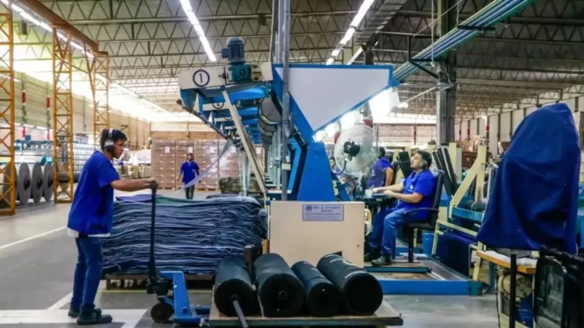 La producción industrial registró una suba de 0,3% en agosto y cortó la caída previa