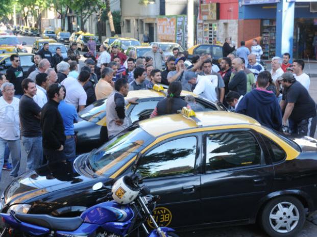 Los taxistas paran por 24 horas en repudio al grave ataque a un chofer 