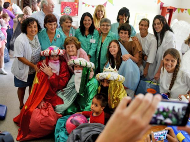 Los familiares de la tragedia de calle Salta salieron con los Reyes a repartir regalos 