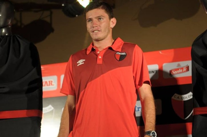 El jugador de Colón Pablo Cuevas está internado por dengue en el Cullen