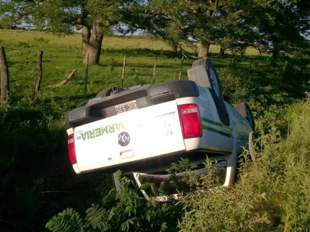 Triple fuga - camioneta volcada