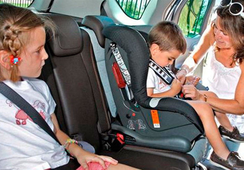 Se abre el debate sobre el uso de sillas para los chicos en los autos
