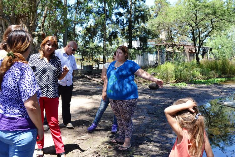 La intendente recorrió los centros de evacuados y sectores afectados por la crecida del río