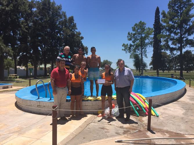 El senador Michlig entregó materiales deportivos en Arrufó