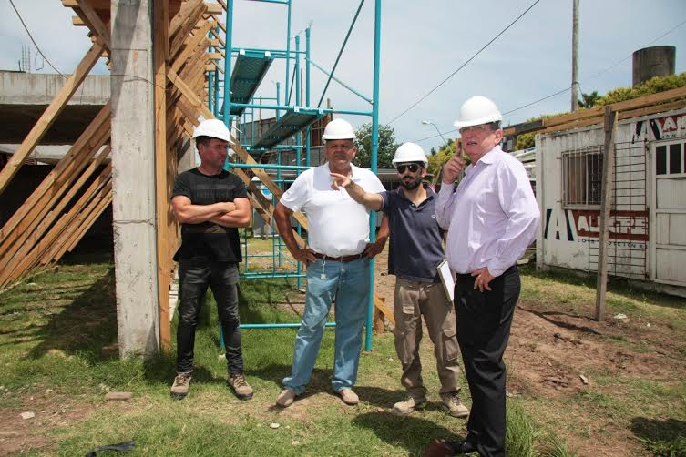 El Ministro Schneider presenció los trabajos de hormigonado en la obra de la Escuela Nº 614 