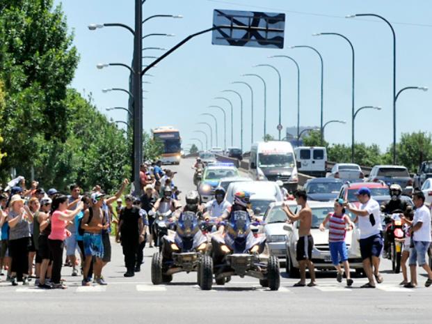 Rosario exhibió toda su pasión fierrera para recibir la caravana del Dakar, el rally más duro del planeta