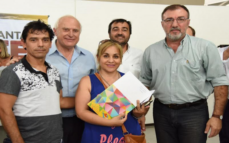Cien vecinos de la Región 2 recibieron la escritura de sus viviendas