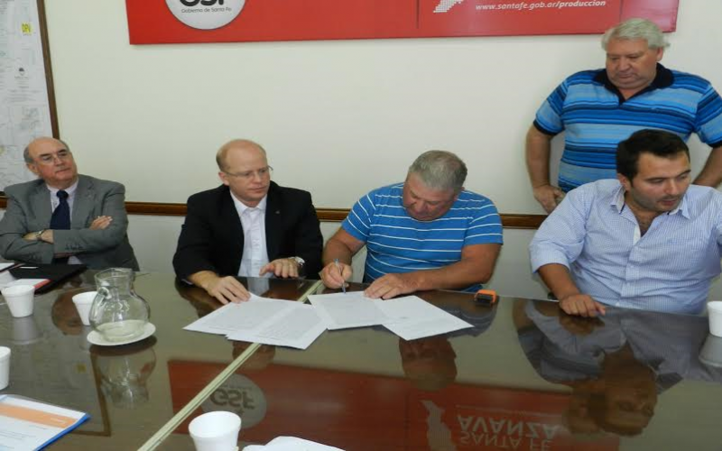 Luis Contigiani entregó créditos por 320 mil pesos a productores porcinos