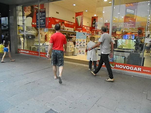 Ocho de cada 10 comercios en la peatonal tienen las puertas abiertas con el aire a full 