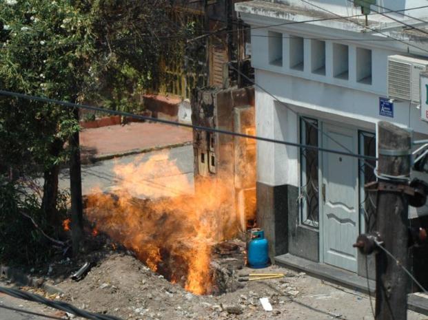 Caño de gas roto, incendio y corte de luz en Rosario