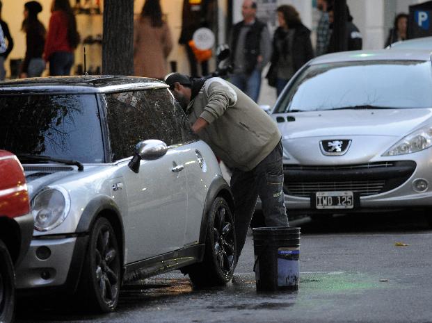 La Municipalidad de Rosario le exige al Concejo un marco normativo para los cuidacoches 
