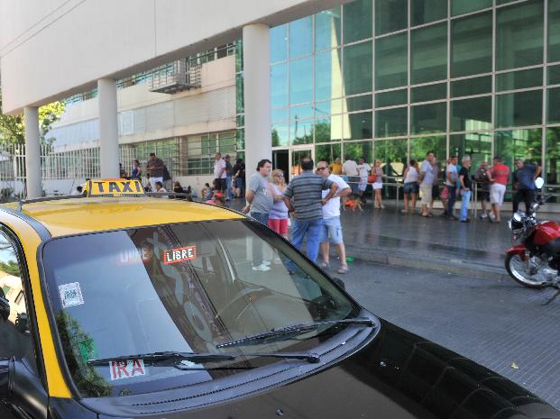 Asesinaron a un taxista de un disparo en la cabeza y sus compañeros decretaron un paro general 