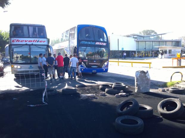 Los taxistas bloquean el ingreso a la Terminal de Omnibus y no entran ni salen micros