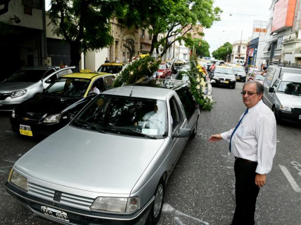 Dolor y bronca, los sentimientos que se mezclan en la despedida del taxista Eduardo Piris 
