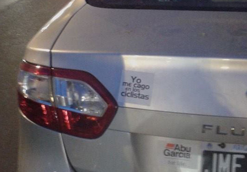 Denuncian que hay autos que estacionan en la ciclovía en Santa Fe