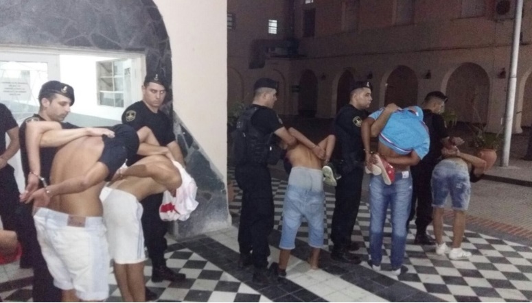 Detuvieron a seis personas por robar 40 camisetas de fútbol