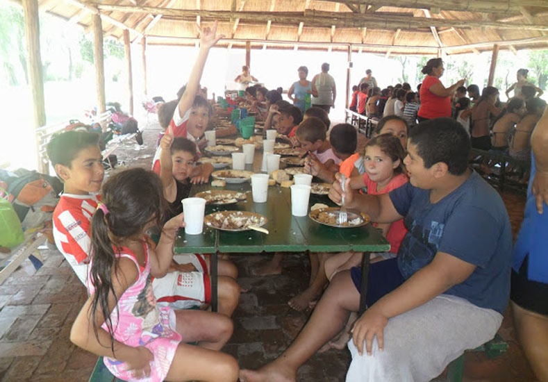 En vacaciones, cientos de chicos disfrutan la colonia de Los Sin Techo