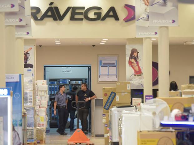 Boqueteros intentaron ingresar a un comercio del centro, la policía detuvo a uno y recuperó lo robado