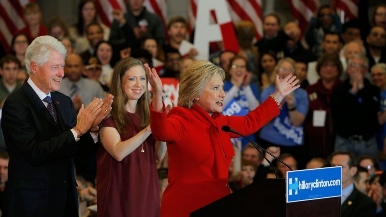Reñida batalla demócrata en Iowa: Hillary Clinton adelantó a Bernie Sanders por tres decimales