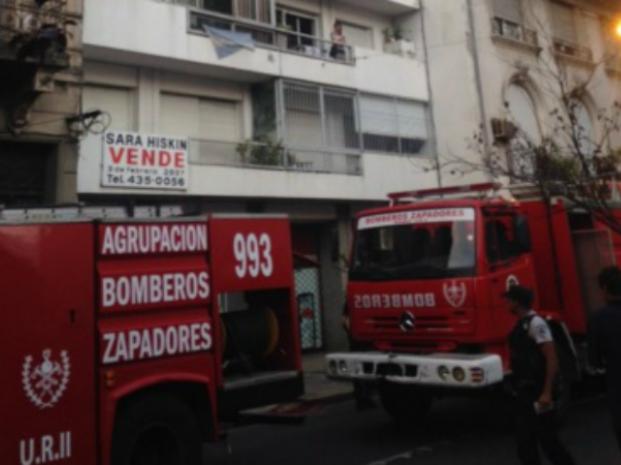 Incendiaron autos en la cochera de un edificio del centro y los vecinos fueron evacuados 