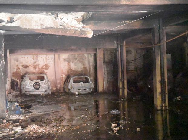 Un edificio en riesgo de derrumbe tras un fatal incendio en la cochera 