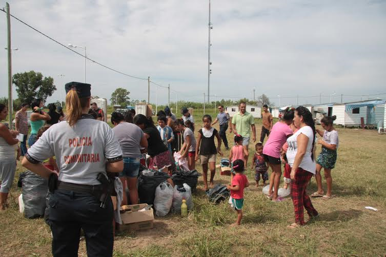 La Policía Comunitaria de Coronel Dorrego entregó donaciones para las familias inundadas de Playa Norte