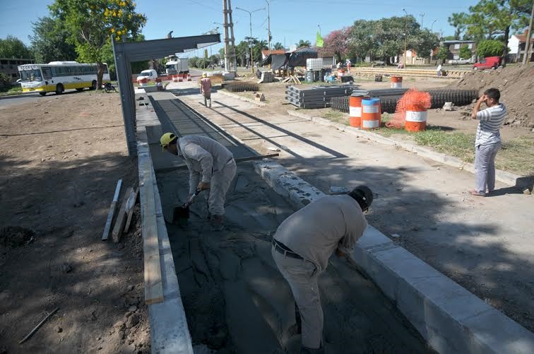 Metrofé: comenzó la construcción de las nuevas paradas para el transporte público