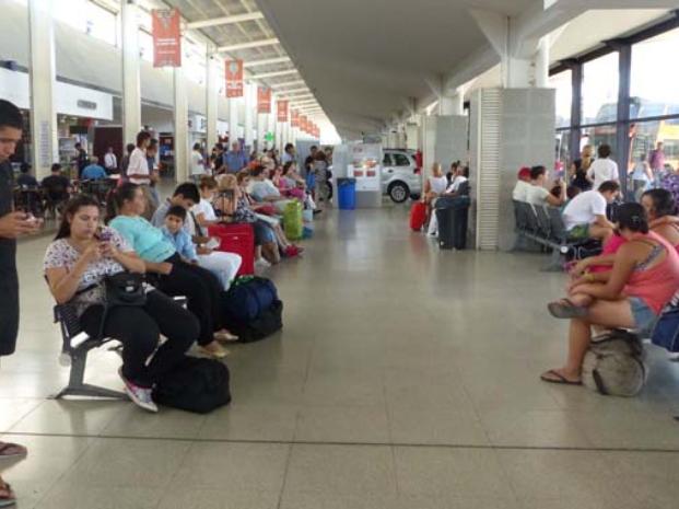 Cada vez menos rosarinos y turistas pasan por la Terminal de Ómnibus 
