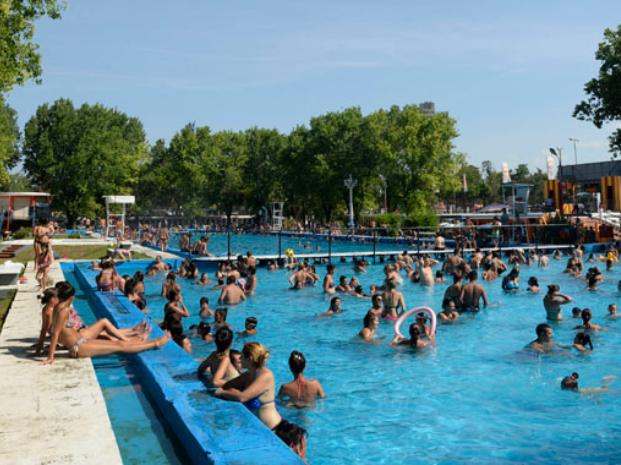 Detuvieron a un hombre por exhibición obscena en las piletas de parque Alem 