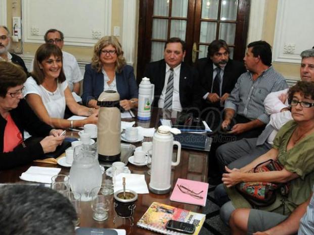 Docentes públicos y privados rechazaron la oferta salarial del Gobierno