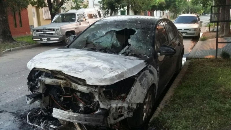 Quemaron dos automóviles durante esta madrugada