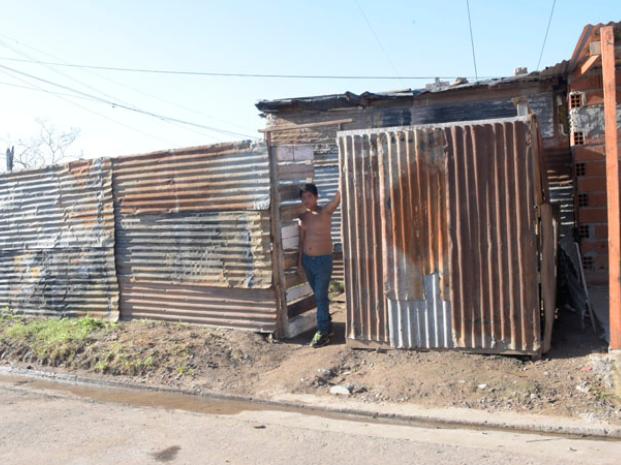 Un menor de 2 años recibió un disparo en la cabeza al quedar con su padre en medio de un tiroteo 