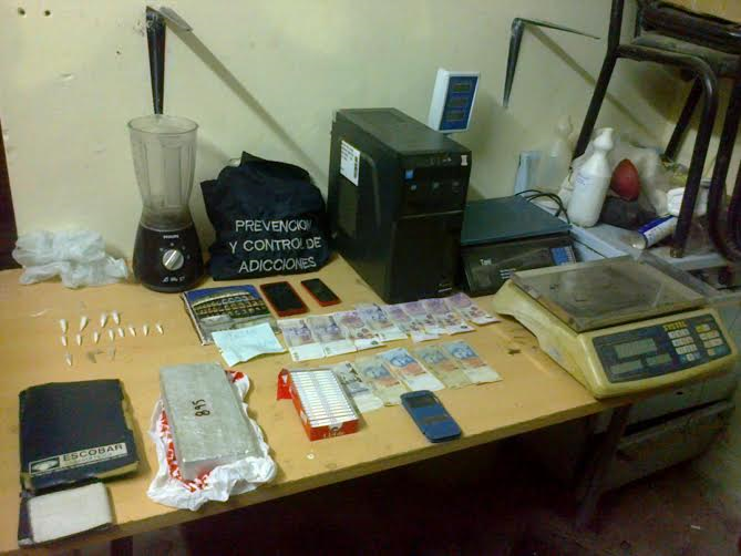 Policía antinarcóticos secuestró casi 900 gramos de marihuana en Desvío Arijón 