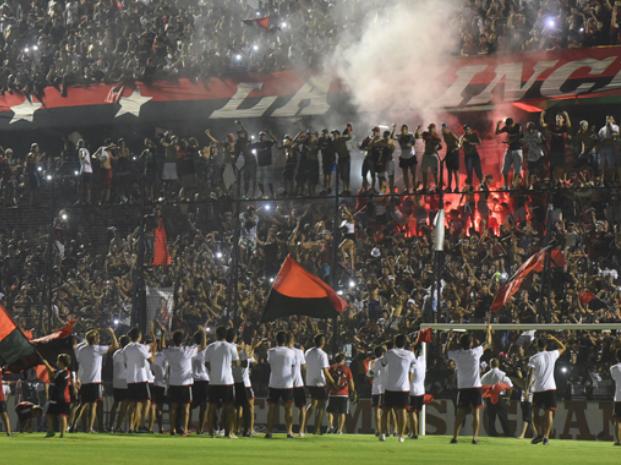 EL BANDERAZO CLÁSICO DE LA LEALTAD LEPROSA ANTES DEL PARTIDO MÁS IMPORTANTE