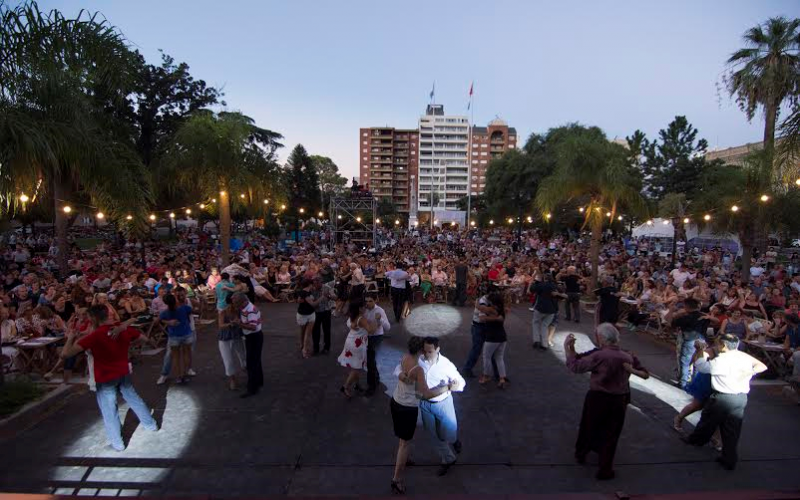 Más de tres mil personas vivieron a puro tango La Plaza de la Casa