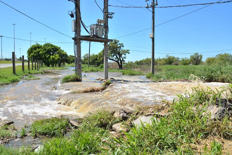 Solicitan intervenir ante Aguas por el desborde de la cloaca máxima de Santa Fe