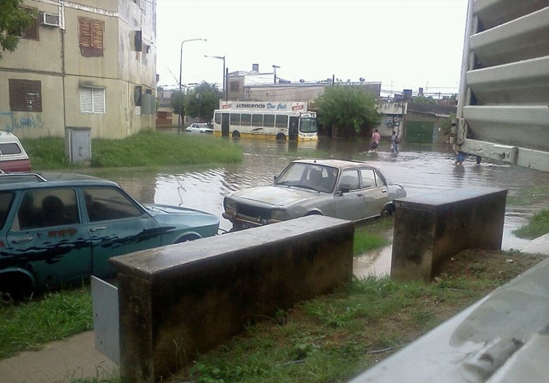 Lluvias y vientos provocaron destrozos y dejaron calles anegadas en diversos barrios