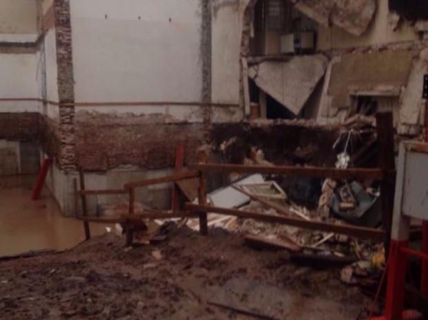 Se derrumbó una casa y un pasillo porque el agua socavó una obra en construcción lindera